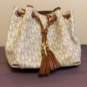 MK HandBag Summer is here, best bag, everything in there on your vacation